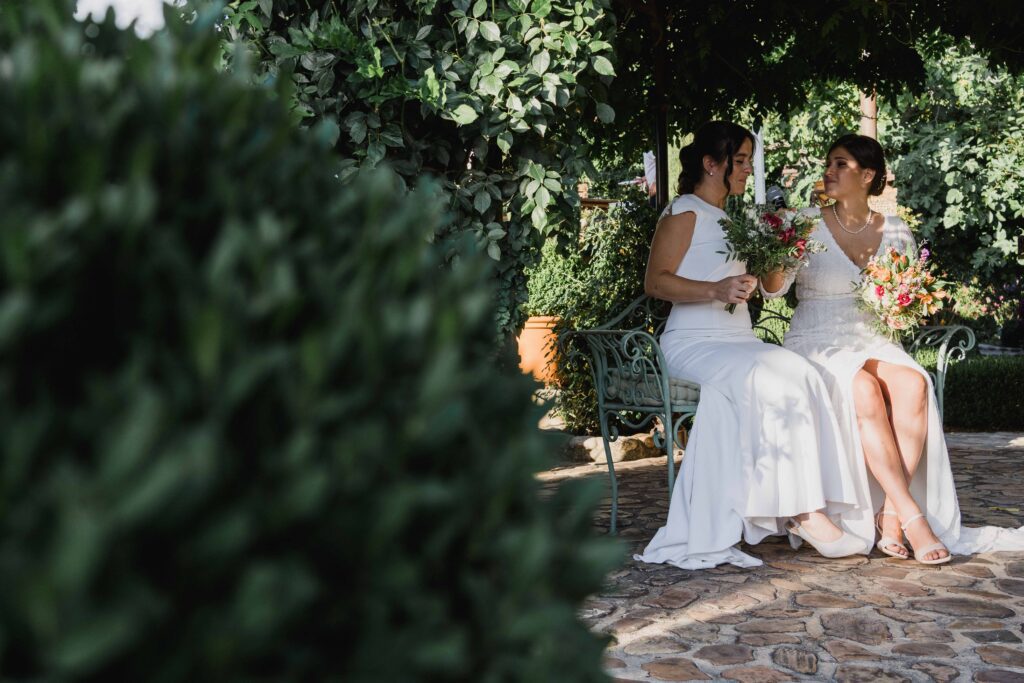fotografía de boda de novias en la ceremonia de JoseLomarPhoto