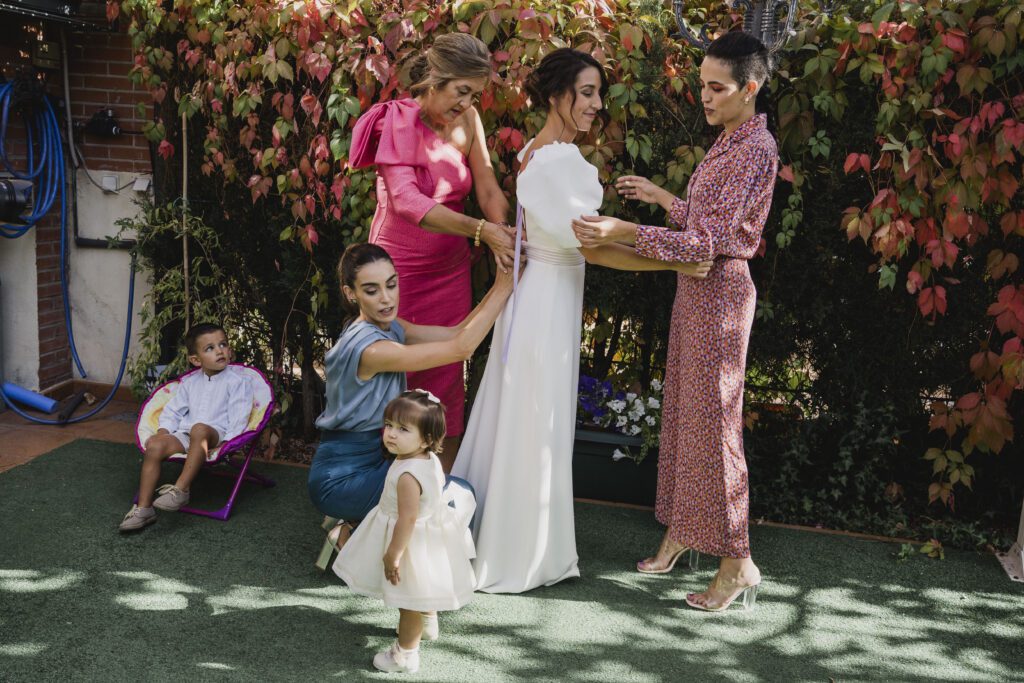 fotografía de boda de una novia con hermanas de JoseLomarPhoto