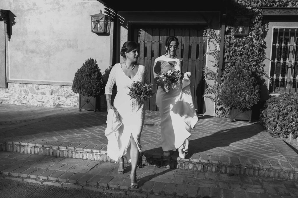 Fotografía de boda de Cristina y Silvia en salida en antigua fábrica de harinas de JoseLomarPhoto