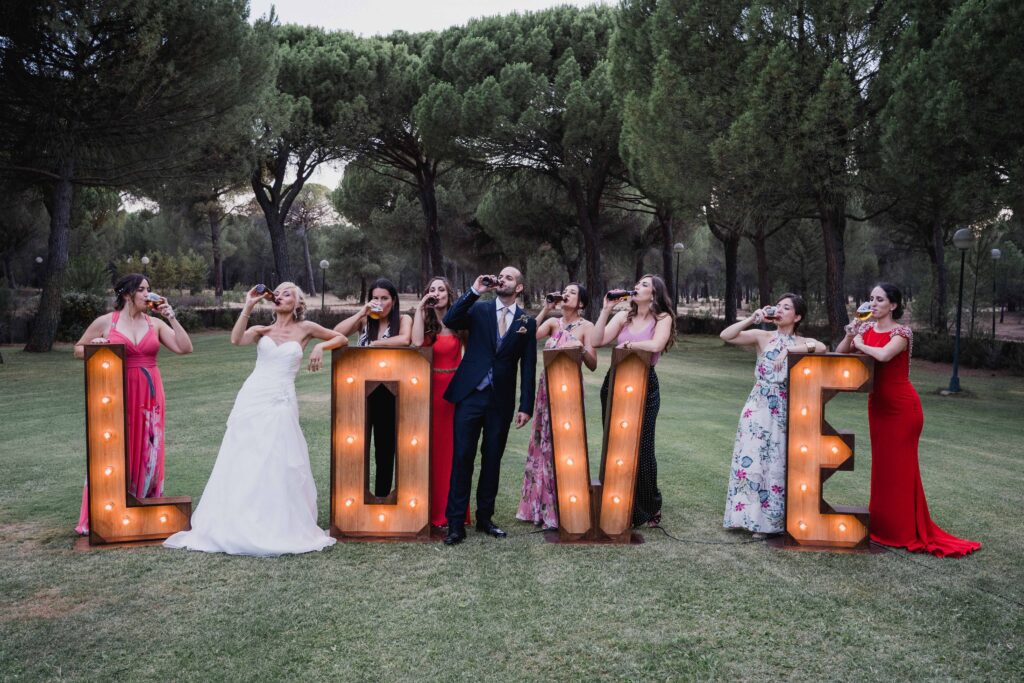 Fotografía de boda de Raquel y Juan novios con amigas en la posada real del pinar en valladolid de JoseLomarPhoto