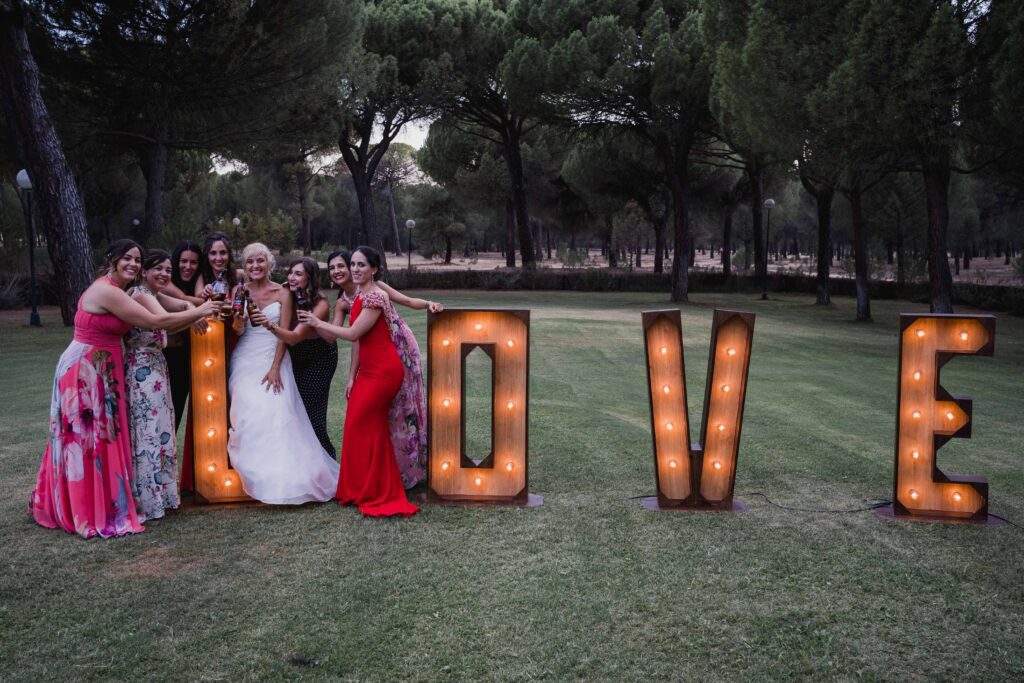 Fotografía de boda de Raquel y Juan novia con amigas en la posada real del pinar en valladolid de JoseLomarPhoto